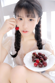 美女被强吻抓胸